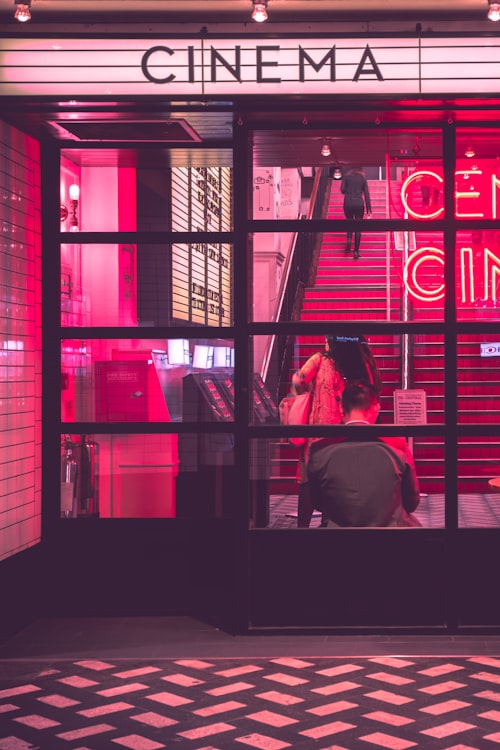 电影《奥本海默》官方海报 - 克里斯托弗·诺兰导演，传记历史片